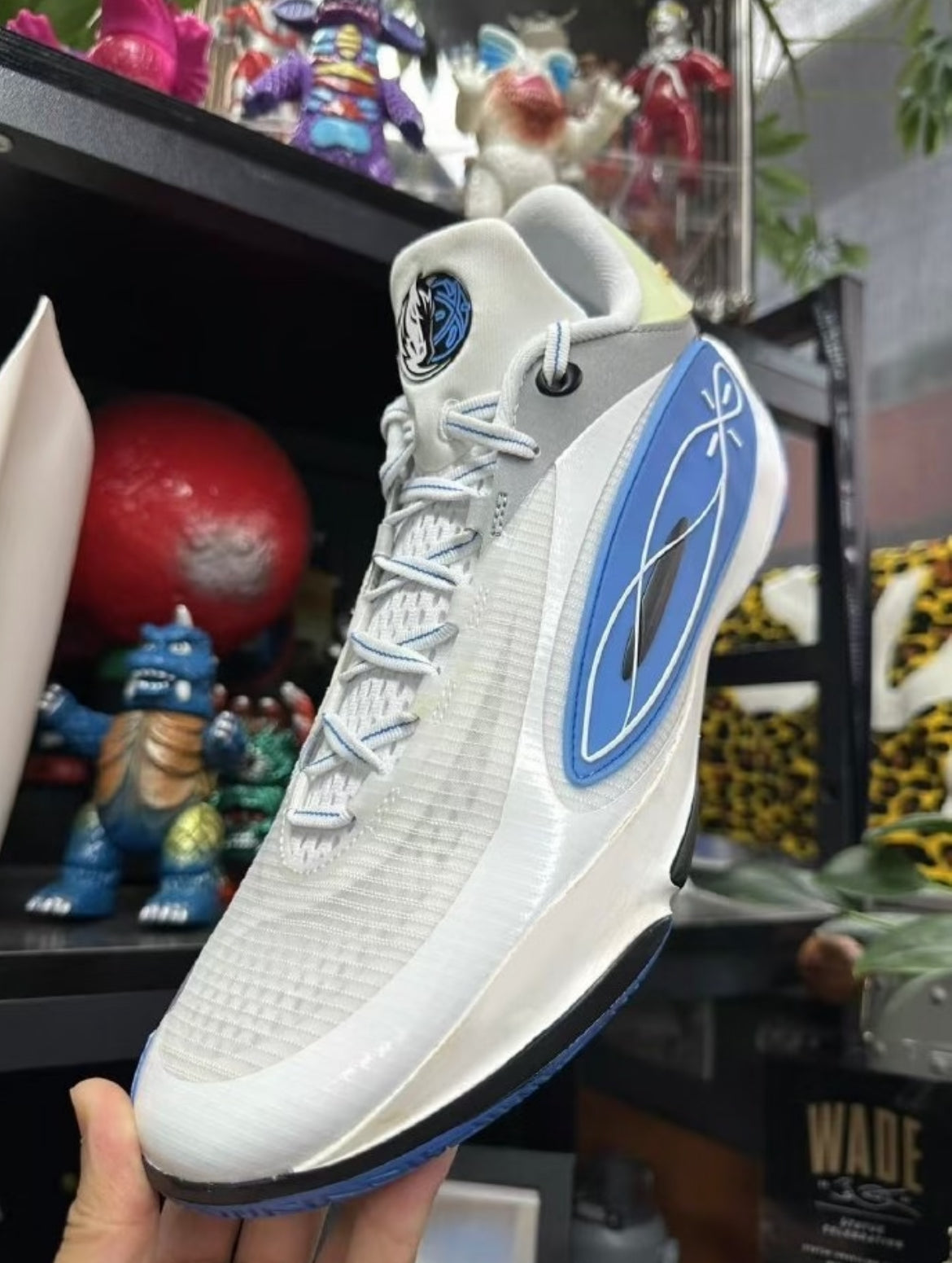 RUSSELL’S SNEAKERS? LINING PREDICT THE TRADE?